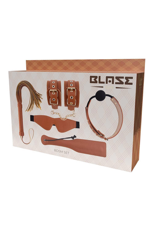 Opakowanie zestawu BDSM Blaze Elite z widocznymi kajdankami, kneblem, maską, packą i floggerem